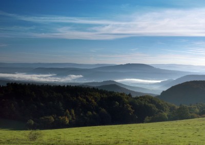 Naturlandschaft im Thüringer Wald mit großflächiger Wiesen-, Wald- und Hügellandschaft