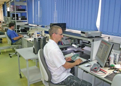 Mitarbeiter am Computer bei der Kontrolle einer technischen Zeichnung