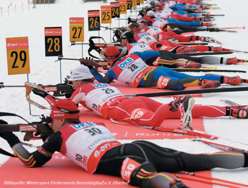 Wintersportler beim Schießen während des Biathlons in Oberhof